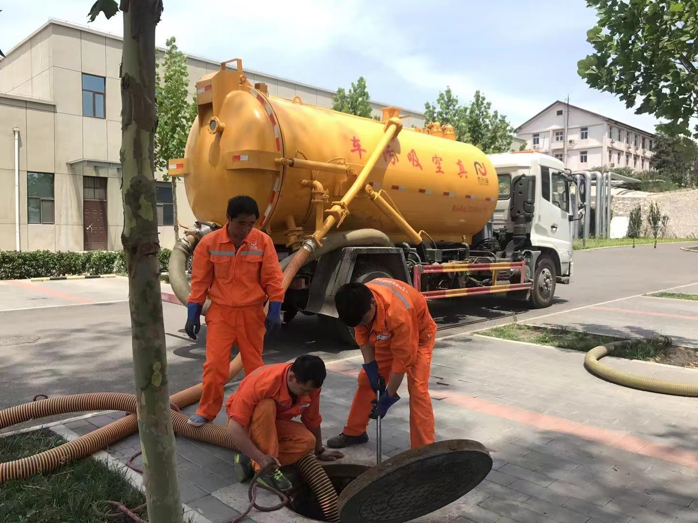 温泉管道疏通车停在窨井附近