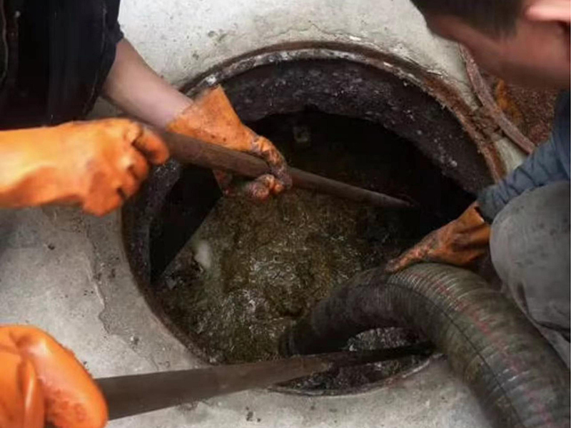 温泉清理化粪池时如何避免沼气的危害?